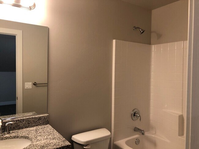 Building Photo - 4 Bedroom 2.5 Bathroom Townhome