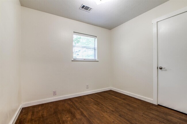 Building Photo - 235 Live Oak St