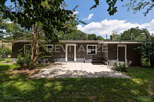 Building Photo - Charming 3-Bedroom Home with Unique Dual E...