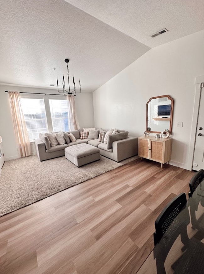 Building Photo - Modern & Spacious 3-Bed, 2-Bath in Saratog...