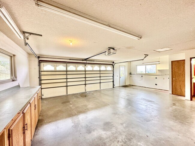 Building Photo - Beautiful Custom Home in Fallbrook, just m...