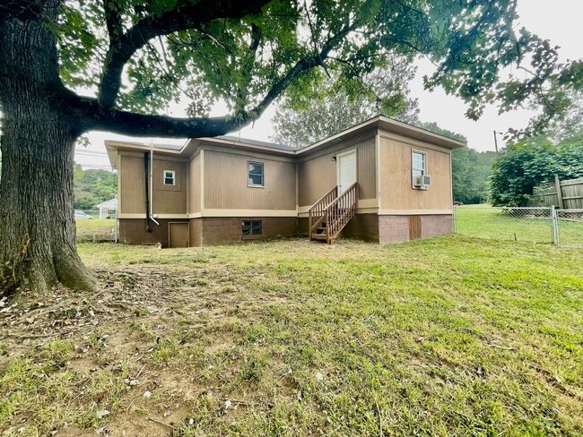 Building Photo - Don't miss out on this  2 bedroom 1 bath home . Located in Lincolnton .