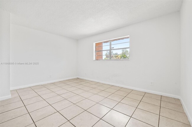 Building Photo - 4045 NW 19th St