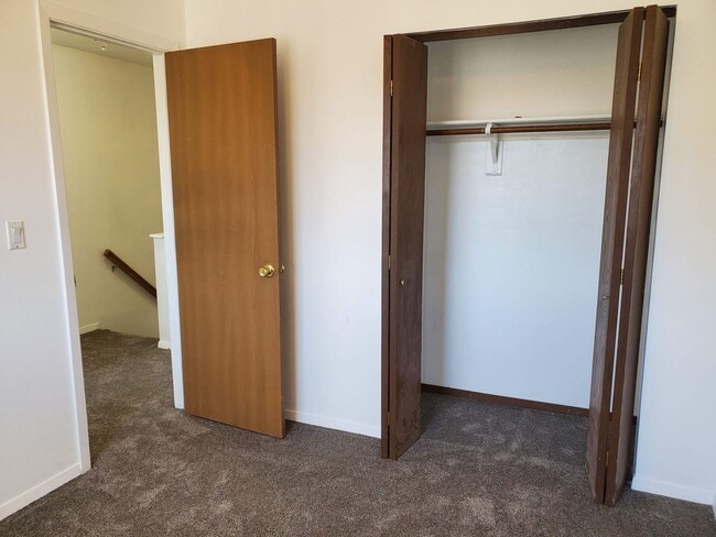 Building Photo - Townhome (end unit) with 2 bedrooms, 1.5 bath
