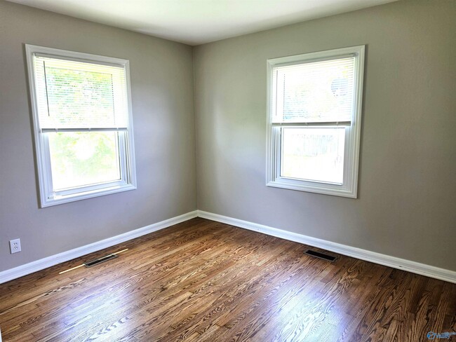 Building Photo - 507 Redbud Dr NW