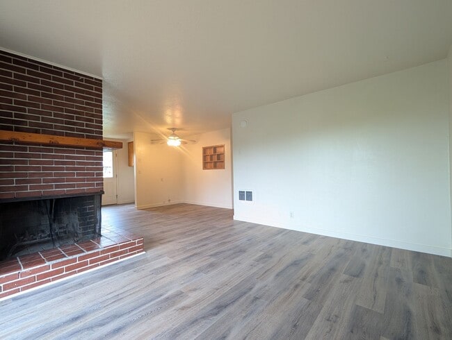 Building Photo - 2-Bedroom, 1-Bath Duplex In The Friendly Street Area In Eugene!