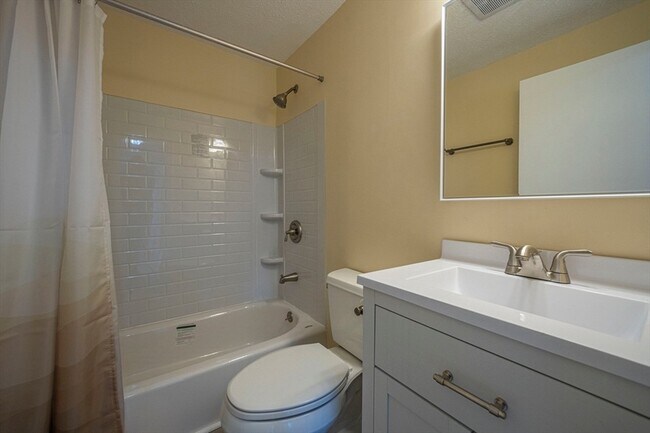 Building Photo - 645 W Lowell Ave