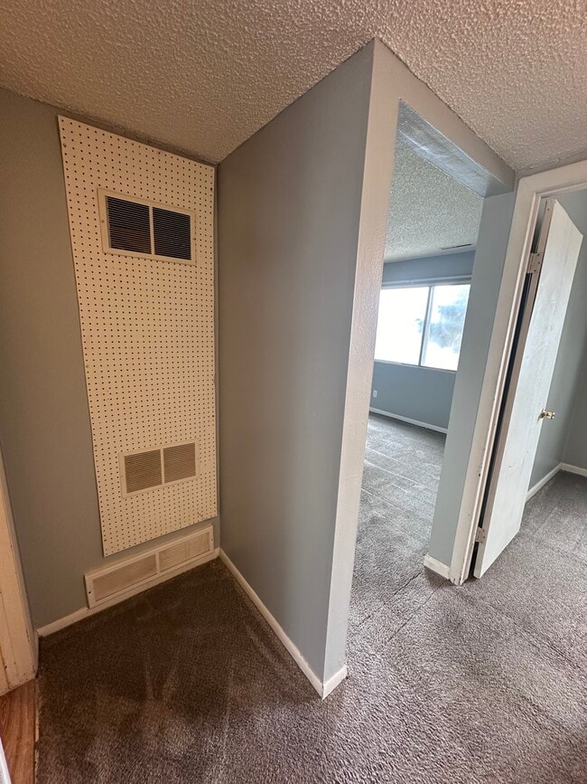 Building Photo - 1627 W Maple St