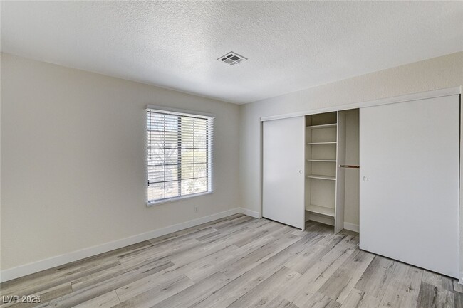Building Photo - 2633 Durango Dr