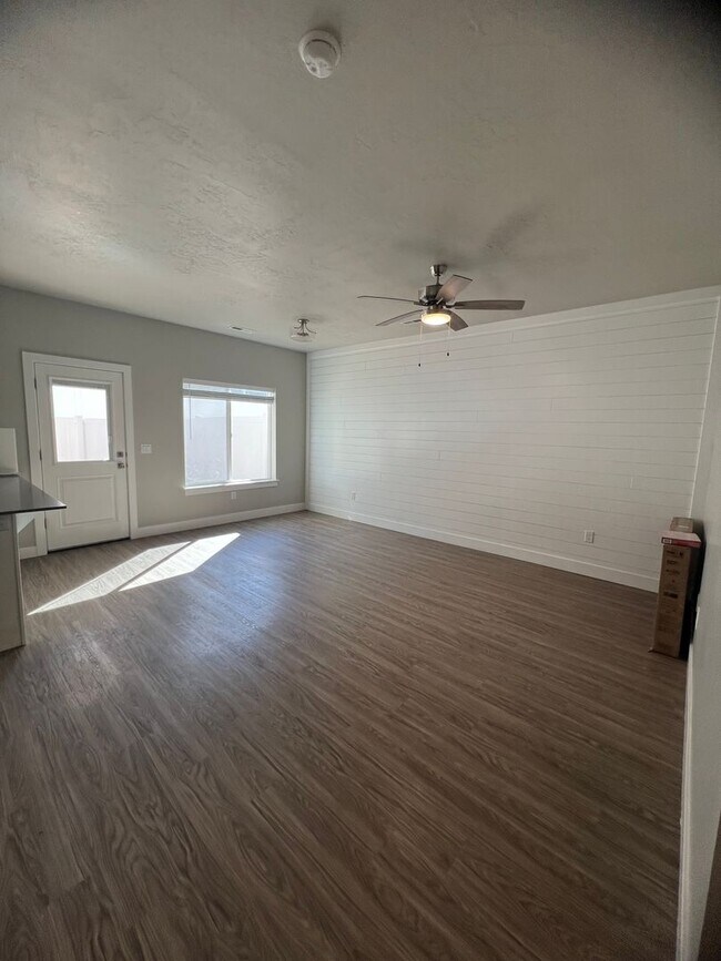 Building Photo - PRICE DROP!!!! 3 Bed/2 Bath Townhome Available NOW!!