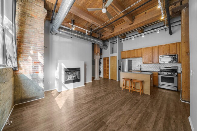 Building Photo - 1500 W Monroe St