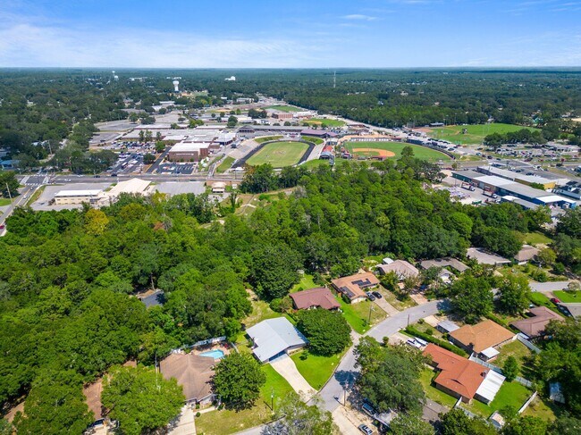 Building Photo - 111 McEwen Dr