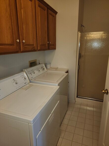 1st Floor Laundry - 2 Tiffany Ln