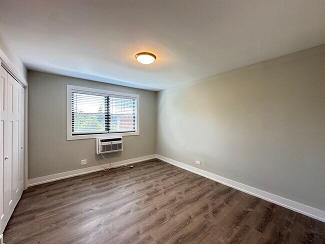 Building Photo - 533 W Surf St