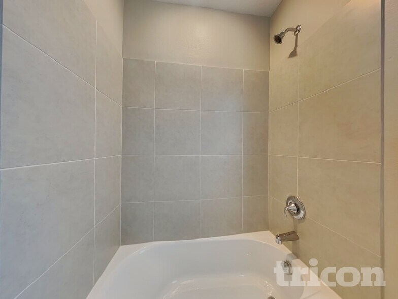 Building Photo - 743 Honeyrock St