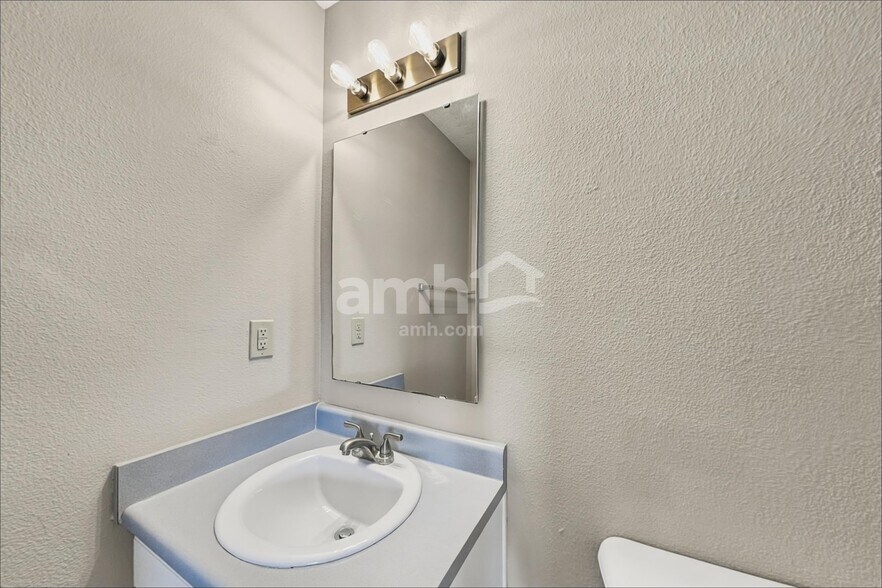 Building Photo - 15080 Fawn Hollow Ln
