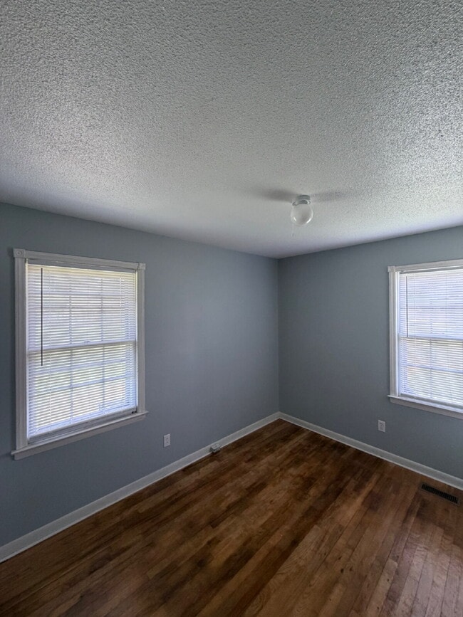 Building Photo - CUTE 3 BR, 1 BA BRICK HOME IN CONVENIENT MT OLIVE LOCATION
