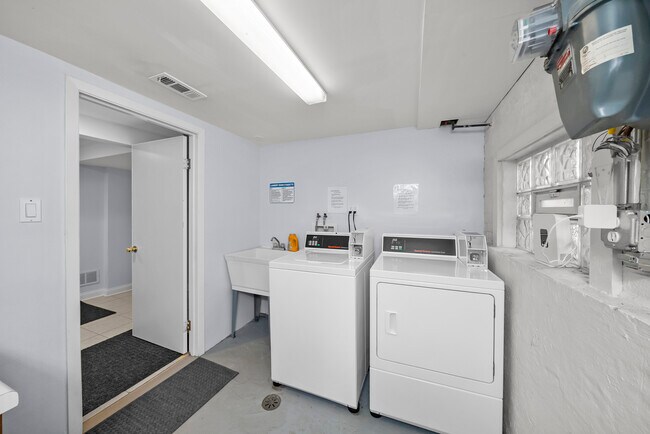 Building Photo - 3055 N Nordica Ave