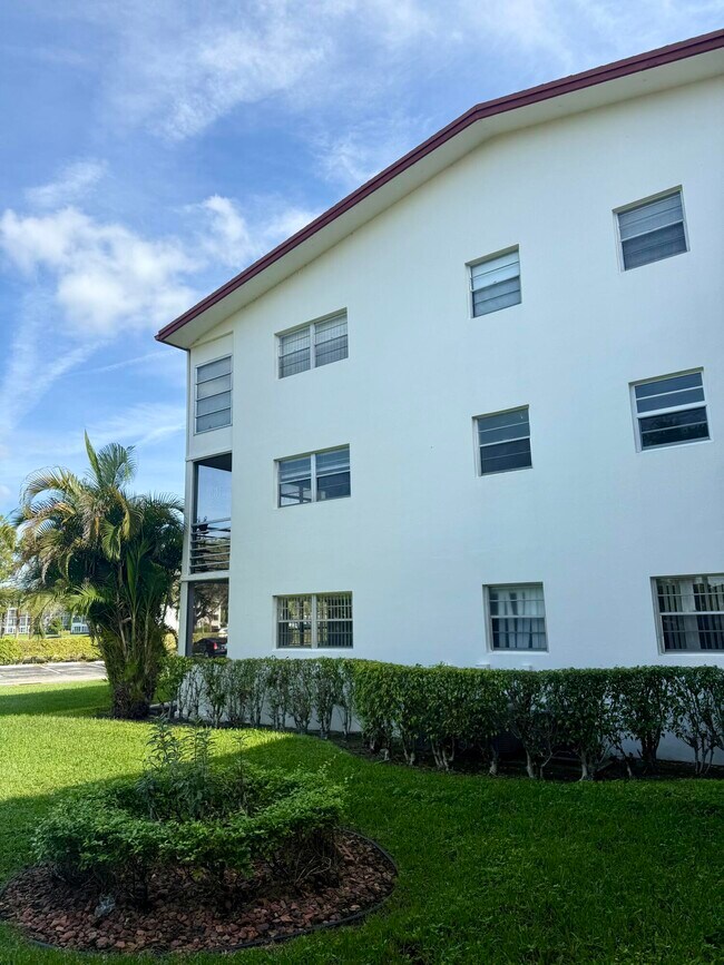 Building Photo - 402 Brighton J