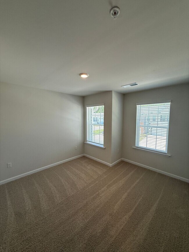Building Photo - Beautiful 4BR Home with Garage & Modern Kitchen in Greenway Farms