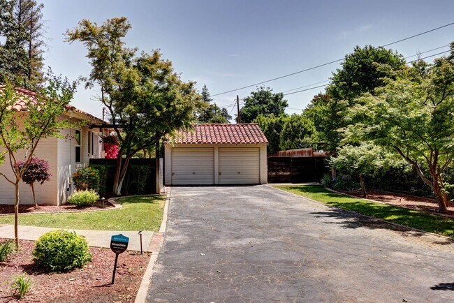 Building Photo - Large Old Fig Home