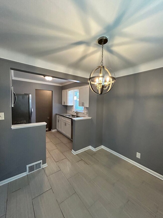 Building Photo - Spacious 3-Bedroom, 2-Bath House in South Euclid