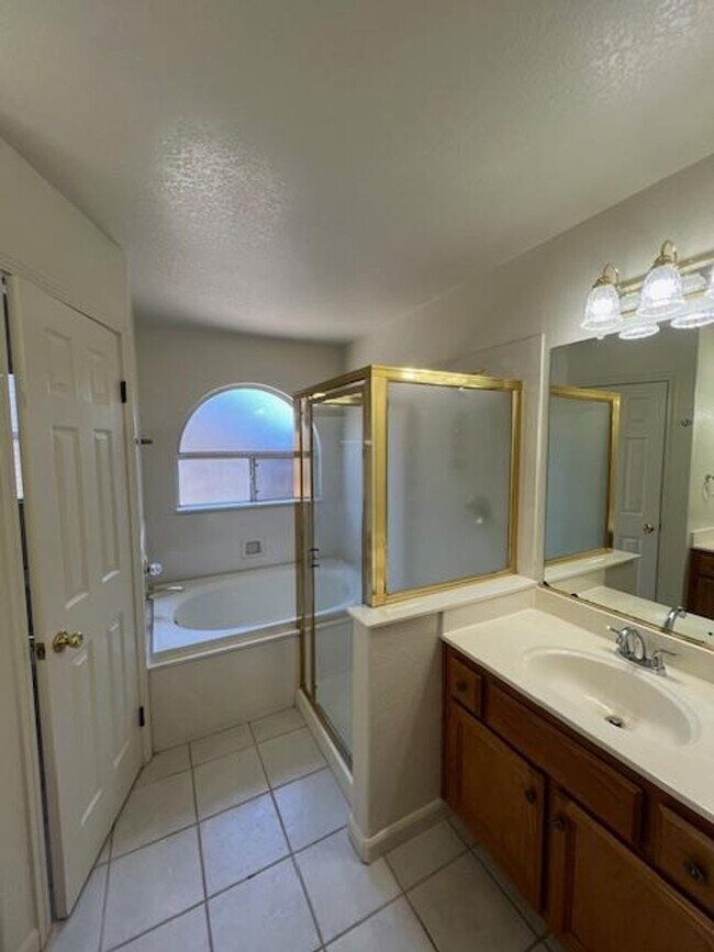 Building Photo - BEAUTIFUL HOME WITH POOL IN ROSEVILLE!