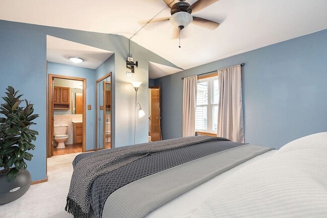 Building Photo - Beautiful Townhouse In Naperville