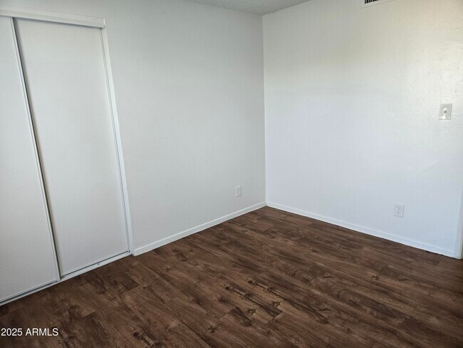 Building Photo - 2415 W Hazelwood St