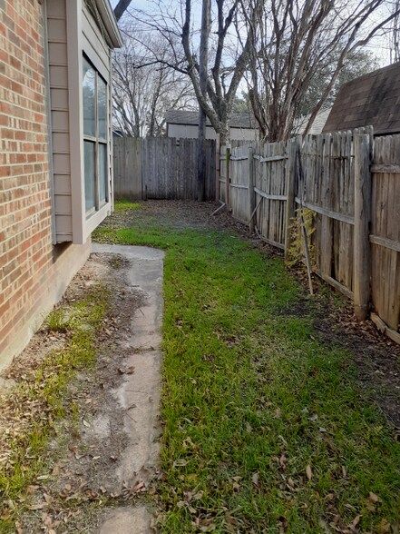 Building Photo - 6509 Devine Dr