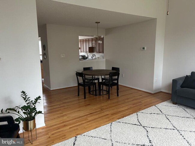 Building Photo - 5833 Pin Oak Commons Ct