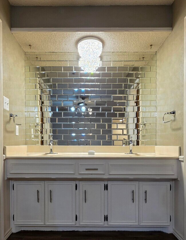 Building Photo - 8604 Jordan Dr