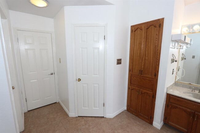 Building Photo - 609 St James Ct
