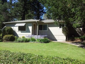 Building Photo - 450 Sky Oaks Dr