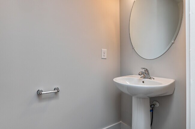 Building Photo - Elegant 3 Bedroom 2.5 Bathroom Townhome Near Downtown Greenville $1,850/mo rent