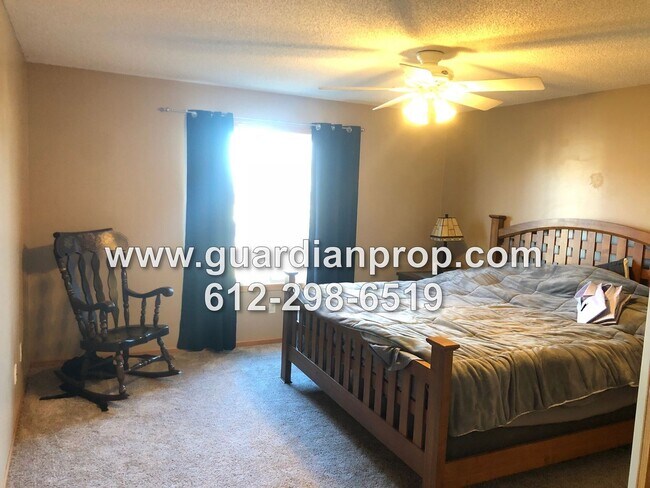 Building Photo - End Unit Townhouse Available December 1, O...