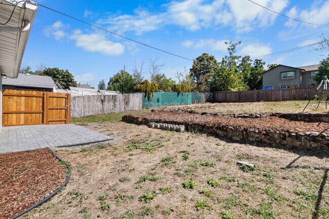 Building Photo - 1836 E 10th Ave