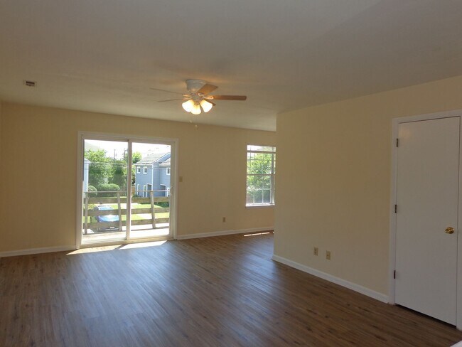 Building Photo - Coronet4628