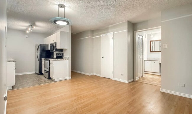 Building Photo - 550 E 12th Ave