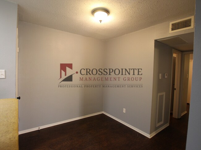 Building Photo - Tour Today: Downstairs 1 Bed 1 Bath Apartment!
