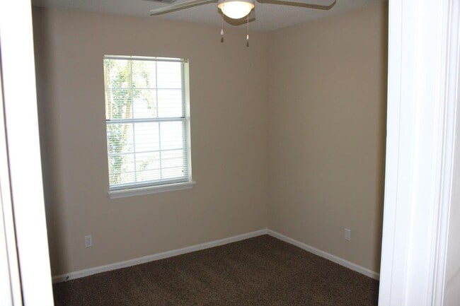 Building Photo - Charming 3 bedroom, 2 bath Home Located in...