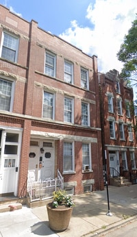 Building Photo - 1852 W Wabansia Ave