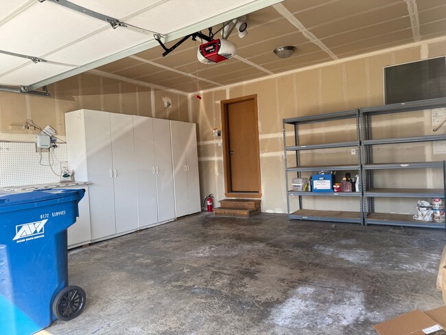 Building Photo - Beautiful 3 beds, 2.5 baths 6 minutes to V...