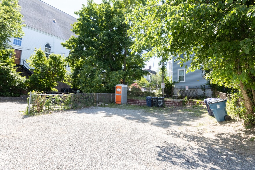 Building Photo - 2 French Ter