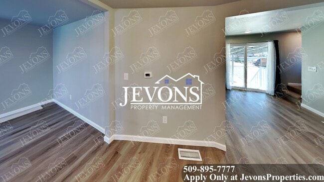 Building Photo - Explore this attractive property in Yakima with 3 bedrooms and 1 bathroom