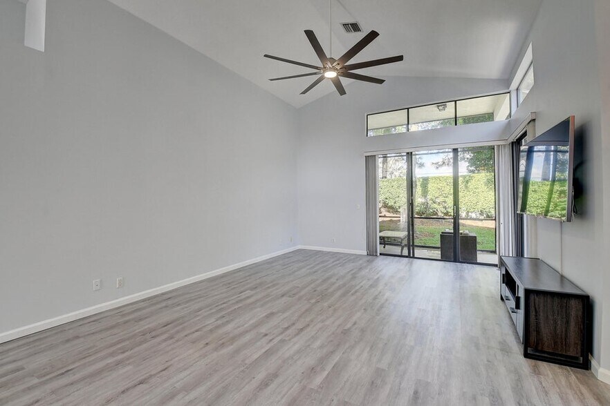 Building Photo - 10201 Lexington Lakes Blvd N