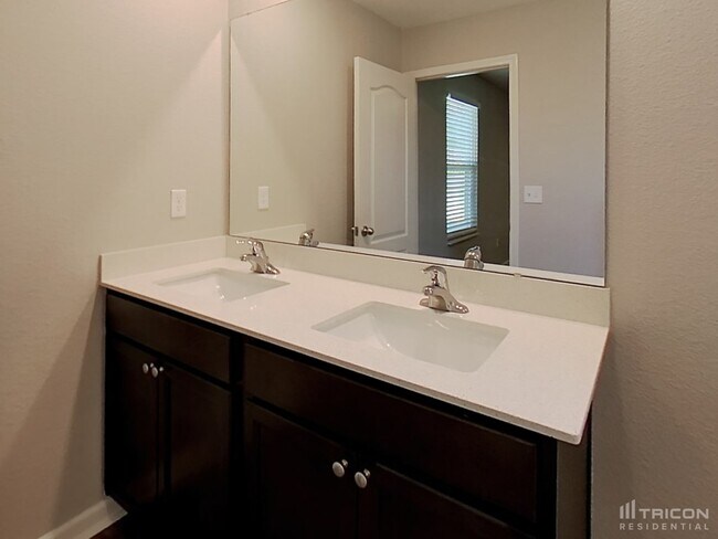 Building Photo - 77038 Crosscut Wy