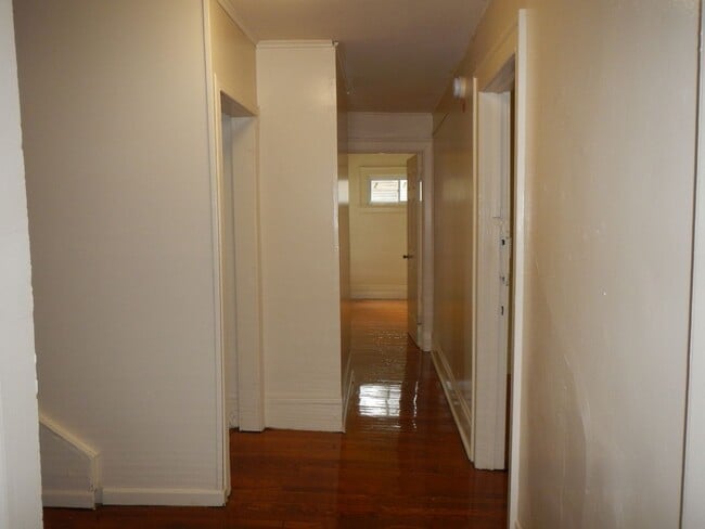 Building Photo - AVAILABLE 6/1/26 - Large House Available O...