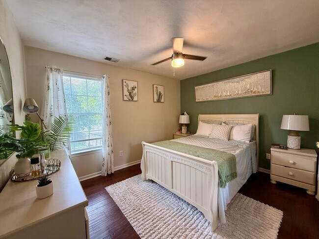 Building Photo - Beutifully updated 4 bed 2.5 bath home with large yard!
