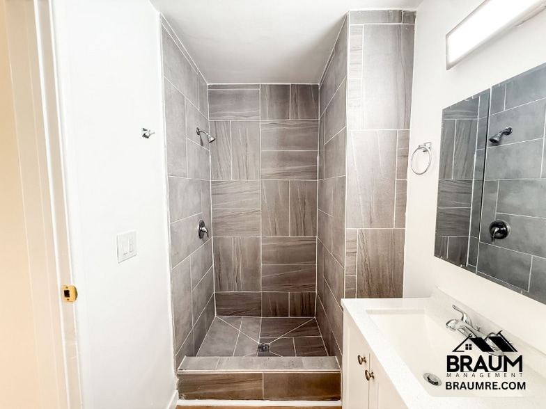 Building Photo - 5252 Hermitage Ave